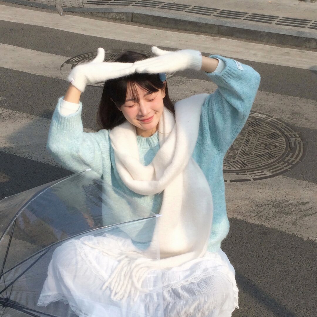 《某男星被拍与富婆同游，疑被包养引热议》配图