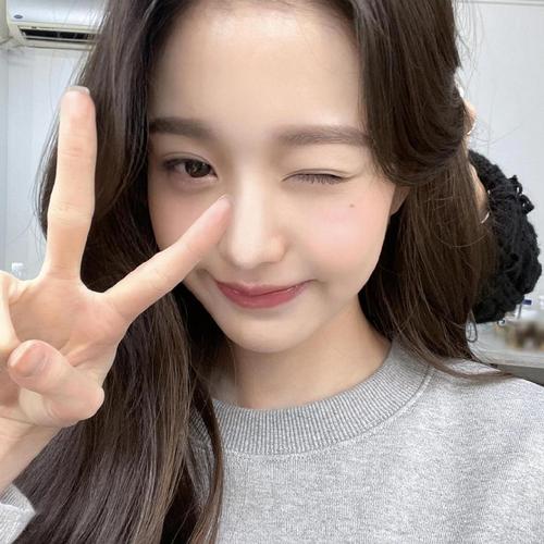 《某女星红毯造型被指抄袭 设计师晒原稿对比》配图